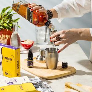 COMBO WHISKY JOHNNIE WALKER BLACK LABEL 1L + KIT PENICILIN