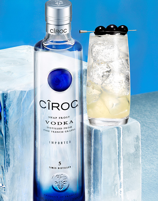 Garrafa da vodka Cîroc ao lado do drink Blue Stone