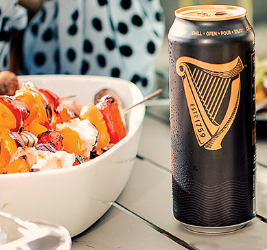 CCerveja Guinness sobre a mesa