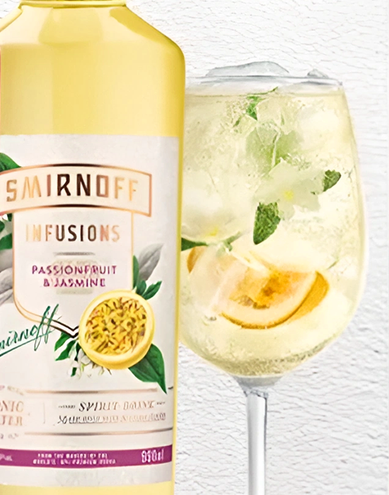 Garrafa de Smirnoff Infusions Passion Fruit com taça de drink Sprits Maracujá