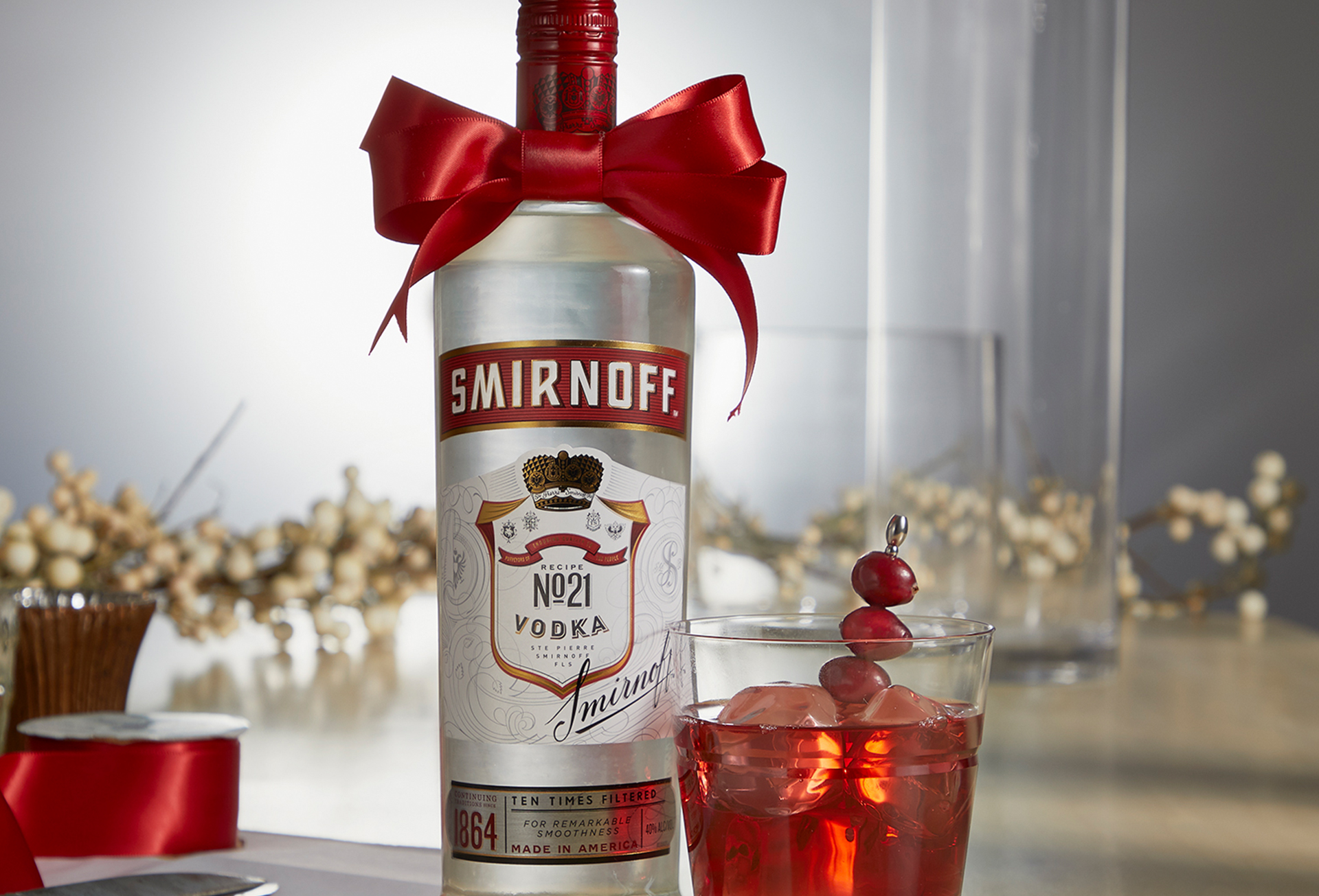 Garrafa de vodka Smirnoff com copos de drinks