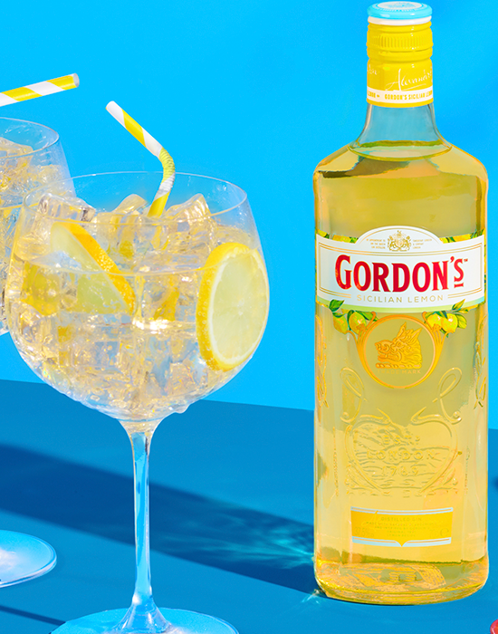 Garrafa de Gin Gordon's Lemon com taça de drink ao lado