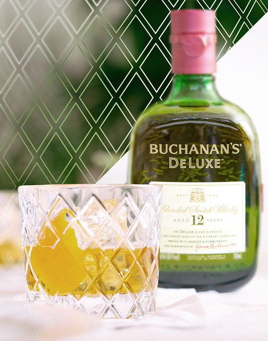 Garrafa do whisky Buchanan's ao lado do copo baixo com drink