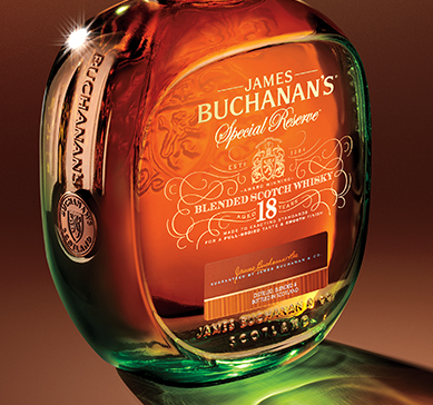 Close garrafa de Buchanan's Reserve 18 anos em fundo marrom