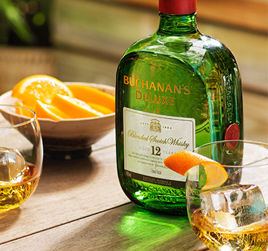 Garrafa do whisky  Buchanan's Deluxe sobre a mesa