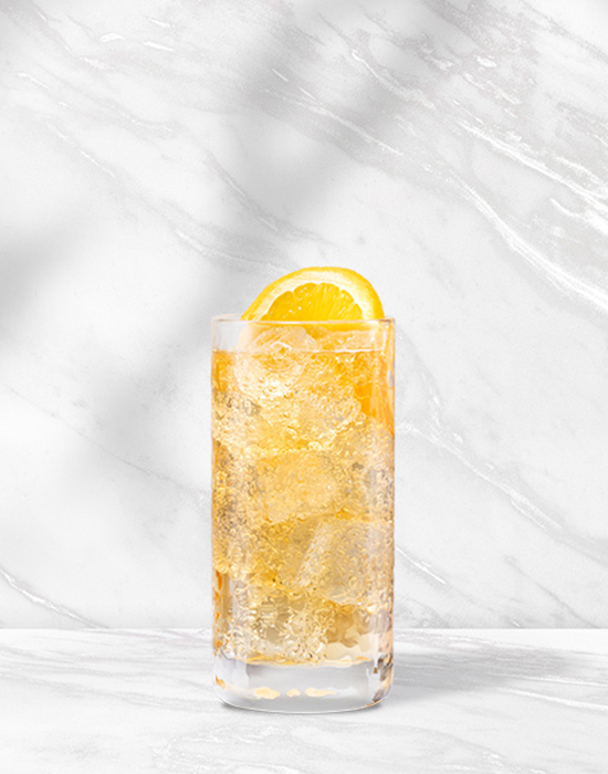 Bebida Old Parr Golden servida em copo transparente com laranja e gelo