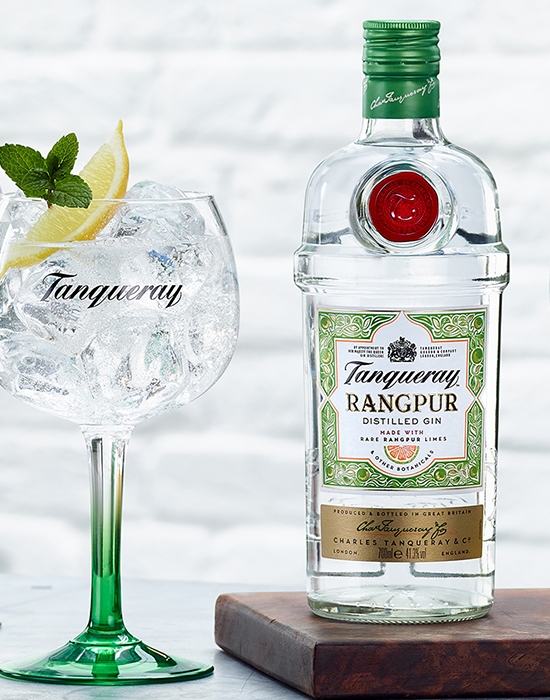 Garrafa do gin Tanqueray Rangpur ao lado de um copo com drink
