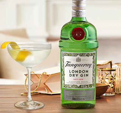 Garrafa do gin Tanqueray London Dry ao lado de taça com drink