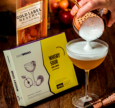 Garrafa de JW Gold Label Reserve e o item Easy Drinks - Whisky Sour sobre a mesa.