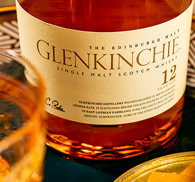 Foto focada no rótulo de garrafa de whisky Glenkichie 12 anos 750 ml