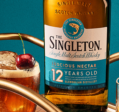 Whisky Singleton Of Dufftown 12 anos ao lado de um copo baixo.
