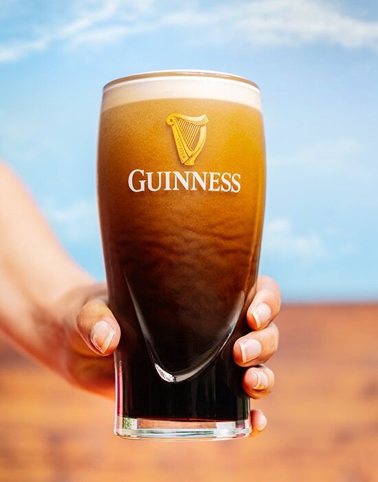 Copo com cerveja Guinness
